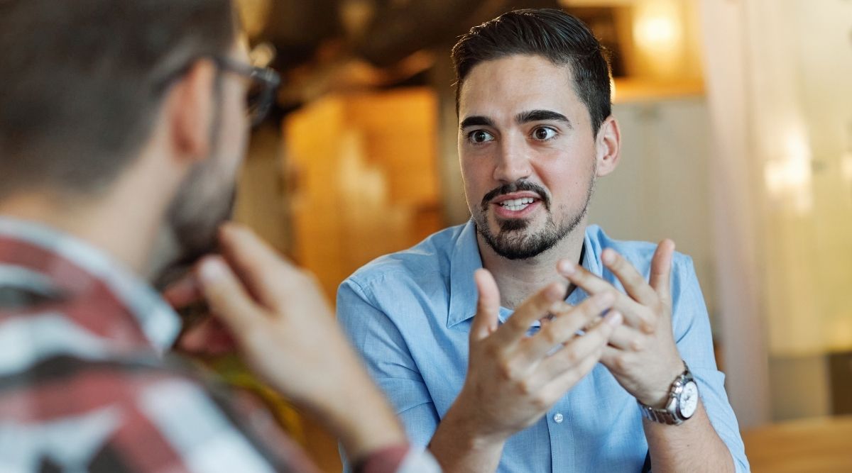 En man på jobbintervju som beskriver sig själv med tre ord.