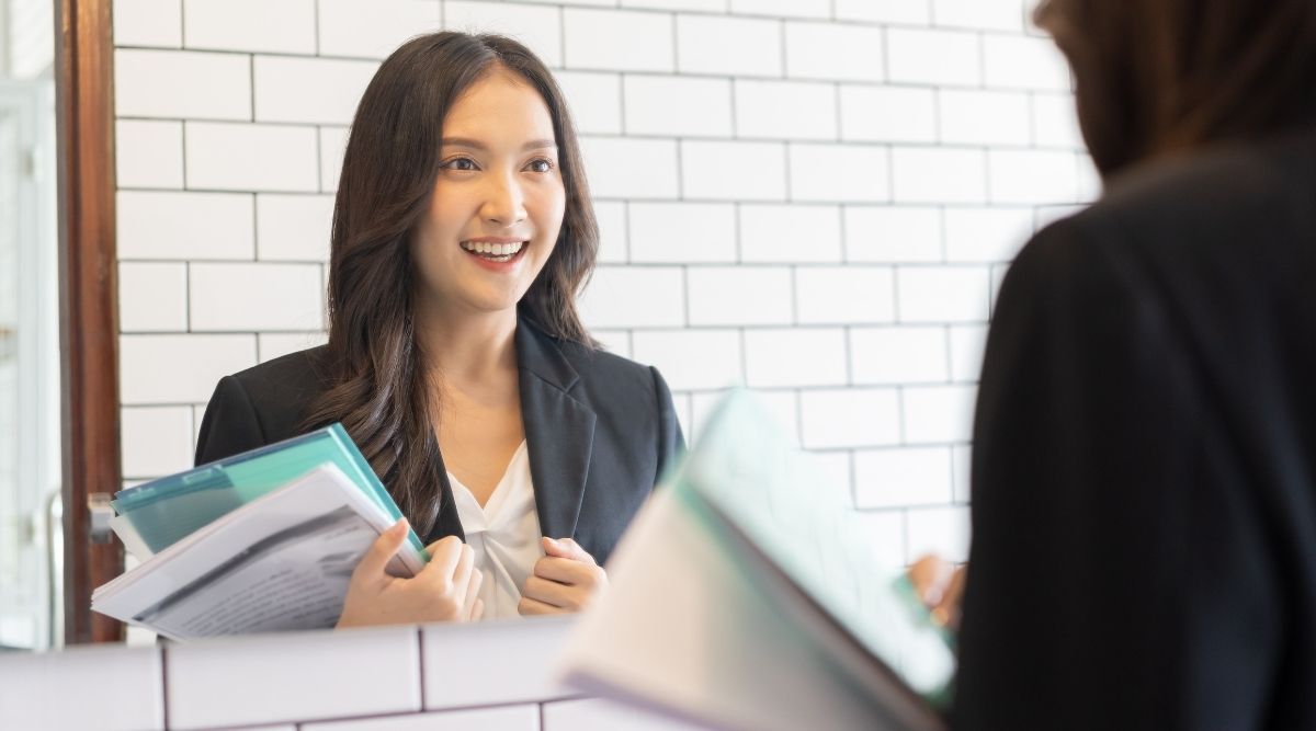 Kvinna som övar i spegeln inför intervjufrågan 