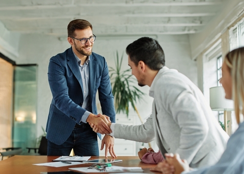 Så skriver du ett rekommendationsbrev – Guide & färdiga mallar